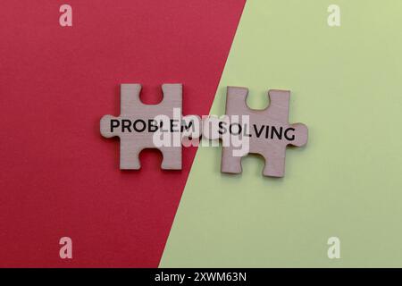 Puzzleteile aus Holz verbinden „PROBLEM“ und „LÖSEN“ auf einem lebendigen Hintergrund und zeigen den Weg zu Lösungen. Stockfoto