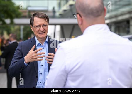 Erfurt, Deutschland. August 2024. Bundesgesundheitsminister Karl Lauterbach (SPD, l) spricht während seines Besuchs im Helios Klinikum mit einem Krankenhausmitarbeiter. Quelle: Hannes P. Albert/dpa/Alamy Live News Stockfoto