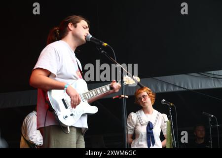 Green man Festival, Brecon Beacons, Wales, Großbritannien. August 2024. Tapir! Beim Green man Festival. Tapir! Ist eine sechsköpfige Indie-Folk-Band aus London. Im Bild: Ike Gray - Gesang, Gitarre; Emily Hubbard - Kornett, Synths. Hinweis: Nidpor/EMPICS/Alamy Live News Stockfoto