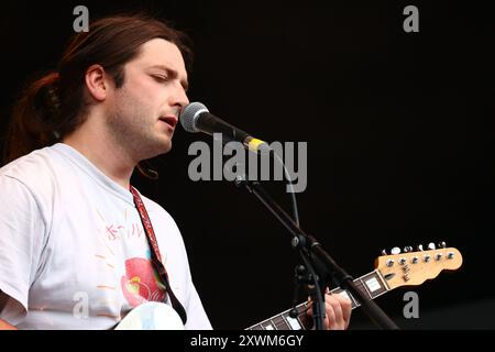 Green man Festival, Brecon Beacons, Wales, Großbritannien. August 2024. Tapir! Beim Green man Festival. Tapir! Ist eine sechsköpfige Indie-Folk-Band aus London. Im Bild: Ike Gray - Gesang, Gitarre. Hinweis: Nidpor/EMPICS/Alamy Live News Stockfoto