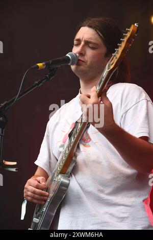 Green man Festival, Brecon Beacons, Wales, Großbritannien. August 2024. Tapir! Beim Green man Festival. Tapir! Ist eine sechsköpfige Indie-Folk-Band aus London. Im Bild: Ike Gray - Gesang, Gitarre. Hinweis: Nidpor/EMPICS/Alamy Live News Stockfoto