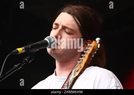 Green man Festival, Brecon Beacons, Wales, Großbritannien. August 2024. Tapir! Beim Green man Festival. Tapir! Ist eine sechsköpfige Indie-Folk-Band aus London. Im Bild: Ike Gray - Gesang, Gitarre. Hinweis: Nidpor/EMPICS/Alamy Live News Stockfoto