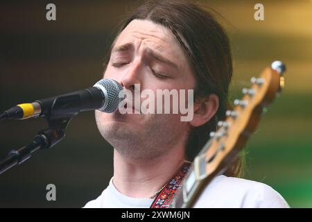 Green man Festival, Brecon Beacons, Wales, Großbritannien. August 2024. Tapir! Beim Green man Festival. Tapir! Ist eine sechsköpfige Indie-Folk-Band aus London. Im Bild: Ike Gray - Gesang, Gitarre. Hinweis: Nidpor/EMPICS/Alamy Live News Stockfoto