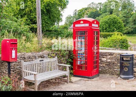 Alte Telefonbox wurde als lokale Leihbibliothek (benannt nach König Karl III.) im Cotswold-Dorf Daglingworth, Gloucestershire, England, Großbritannien, umgenutzt Stockfoto