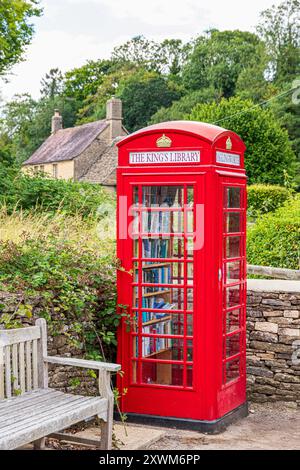 Alte Telefonbox wurde als lokale Leihbibliothek (benannt nach König Karl III.) im Cotswold-Dorf Daglingworth, Gloucestershire, England, Großbritannien, umgenutzt Stockfoto