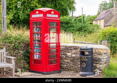 Alte Telefonbox wurde als lokale Leihbibliothek (benannt nach König Karl III.) im Cotswold-Dorf Daglingworth, Gloucestershire, England, Großbritannien, umgenutzt Stockfoto