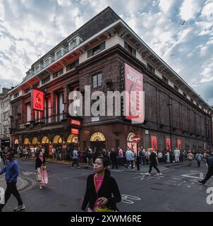 Eine geschäftige Old Compton Street in Soho vor dem Prince Edward Theatre, die lange Warteschlangen für das MJ The Musical in London hat. Stockfoto