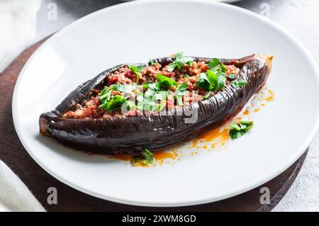 Traditionelle türkische Küche gefüllte Auberginen, Fleisch, Tomaten und Gewürze, Karniyarik Stockfoto