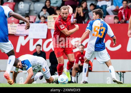 München, Deutschland. August 2024. Fußball: Testspiel, FC Bayern München - Grasshopper Club Zürich, Stadion auf dem FC Bayern Campus. ZWEIKAMPF Nikolas Muci (Grasshoppers Club Z?Rich, 9), Harry Kane (FC Bayern M?nchen, 9), Tim Meyer (Grasshoppers Club Z?Rich, 53) Freundschaftsspiel: FC Bayern M?nchen - Grasshoppers Club Z?Rich, FC Bayern Campus am 20.08.2024 Credit: dpa Picture Alliance/Alamy Live News Stockfoto