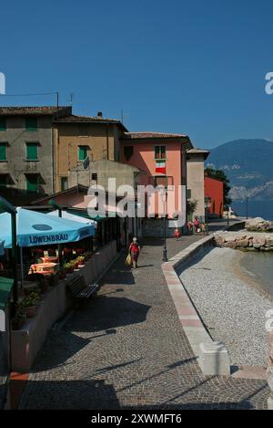 Uferpromenade bei Cassone di Malcesine, einem Dorf am Ostufer des Gardasees in Veneto, Italien. Stockfoto