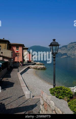 Am Ufer von Cassone di Malcesine, einem Dorf am Ostufer des Gardasees in Veneto, Italien. Stockfoto