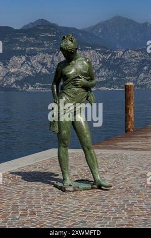 Statueske Badetücher selbst trocken. Bronzestatue aus dem Jahr 1987 der spanischen Bildhauerin Luisa Granero (1924–2012) in Cassone di Malcesine, einem Dorf am Ostufer des Gardasees in Veneto, Italien. Stockfoto