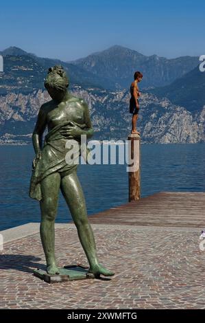 Am Ostufer des Gardasees handtuscht sich eine Baderin trocken. Bronzestatue von 1987 der spanischen Bildhauerin Luisa Granero (1924–2012) in Cassone di Malcesine, einem Dorf im Veneto, Italien. Stockfoto