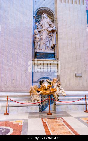 VATIKANSTADT - 13. JANUAR 2019: Die Statue von Santa Teresa de Jesus (Heilige Teresa von Avila) von Filippo Della Valle im Petersdom, am Januar Stockfoto