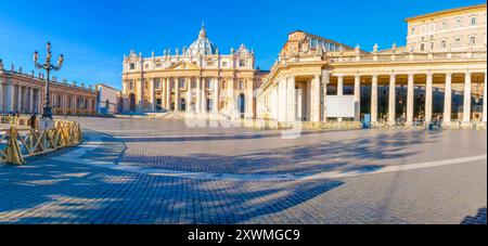 Petersplatz (Piazza San Pietro) mit prächtiger Fassade des Petersdoms, Vatikanstadt Stockfoto