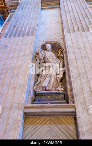 VATIKANSTADT - 13. JANUAR 2019: Statue von Vincent de Paul von Pietro Bracci im Langhaus des Petersdoms, am 13. Januar in MwSt. Stockfoto