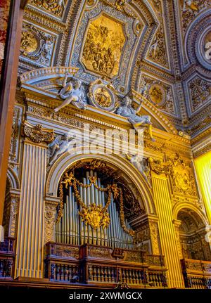 VATIKANSTADT - 13. JANUAR 2019: Die szenische Pfeifenorgel in der Chorkapelle, Petersdom, am 13. Januar in Vatikanstadt Stockfoto