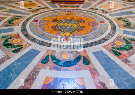 VATIKANSTADT - 13. JANUAR 2019: Das Wappen von Papst Clemens VIII. Auf dem Marmorboden in der Clementinerkapelle des Petersdoms Stockfoto