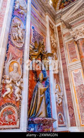 VATIKANSTADT - 13. JANUAR 2019: Das Denkmal für Pius XII., das die Gläubigen segnet, von Francesco Messina, Petersdom, am 13. Januar im Vatikan Stockfoto