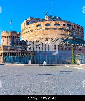 Das prächtige Schloss des Heiligen Engels (Castel Sant'Angelo) ist eines der bekanntesten Wahrzeichen in Rom, das sich am Ufer des Tiber befindet Stockfoto