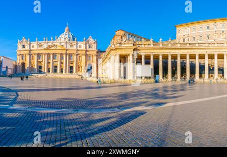 Petersplatz (Piazza San Pietro) mit prächtiger Fassade des Petersdoms, Vatikanstadt Stockfoto