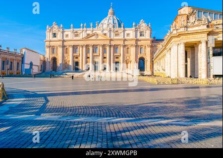 Petersplatz (Piazza San Pietro) mit prächtiger Fassade des Petersdoms, Vatikanstadt Stockfoto