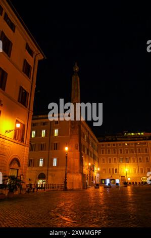 Altägyptischer Obelisk von Pharao Psamtik II (Obelisk von Montecitorio) auf der Piazza Montecitorio in Rom, Italien Stockfoto