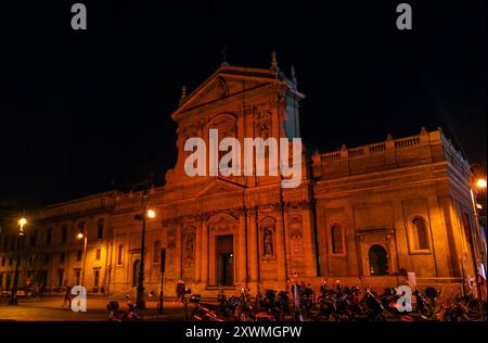 Kirche Santa Susanna (Chiesa di Santa Susanna) bei Nacht, Via Venti Settembre in Rom, Italien Stockfoto