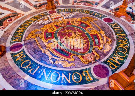 VATIKANSTADT - 13. JANUAR 2019: Das Wappen von Papst Gregor XIII. Auf Marmorpflaster im Petersdom am 13. Januar im Vatikan Stockfoto