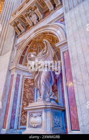 VATIKANSTADT - 13. JANUAR 2019: Die Skulptur der Heiligen Veronica von Francesco Mochi befindet sich in einer Nische im Pier, der die Kuppel des Heiligen Peter trägt Stockfoto