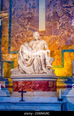 VATIKANSTADT - 13. JANUAR 2019: Madonna della Pieta, die ikonische Renaissance-Skulptur von Michelangelo, im Petersdom Stockfoto