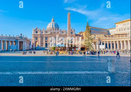 VATIKANSTADT - 13. JANUAR 2019: Petersplatz mit Vatikanobelisken und Petersdom im Hintergrund, am 13. Januar in Vatikanstadt Stockfoto