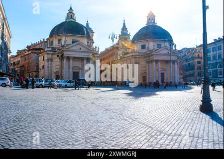 ROM, ITALIEN - 13. JANUAR 2019: Die Zwillingskirchen Santa Maria di Montesanto und Santa Maria dei Miracoli gegenüber der Piazza del Popolo Stockfoto