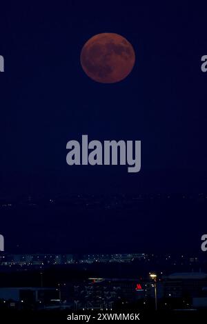 Madrid, Spanien. August 2024. Madrid, Königreich Spanien; 19.08.2024.- Super Sturgeon Moon 2024 von Madrid aus gesehen. Vermerk: Juan Carlos Rojas/dpa/Alamy Live News Stockfoto