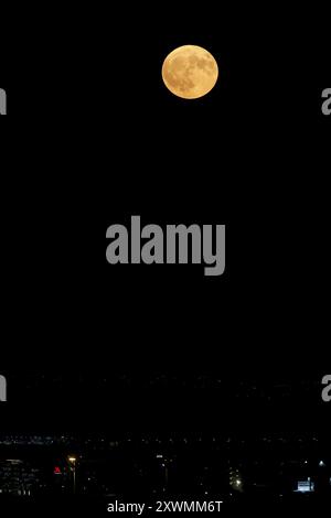 Madrid, Spanien. August 2024. Madrid, Königreich Spanien; 19.08.2024.- Super Sturgeon Moon 2024 von Madrid aus gesehen. Vermerk: Juan Carlos Rojas/dpa/Alamy Live News Stockfoto