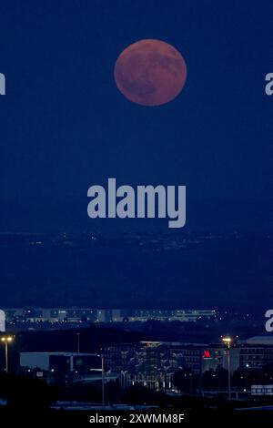 Madrid, Spanien. August 2024. Madrid, Königreich Spanien; 19.08.2024.- Super Sturgeon Moon 2024 von Madrid aus gesehen. Vermerk: Juan Carlos Rojas/dpa/Alamy Live News Stockfoto