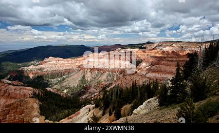 Cedar bricht das National Monument mit dramatischen Sturmwolken. Stockfoto