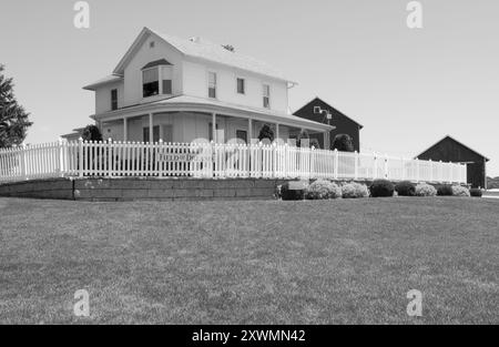 Das legendäre zweistöckige weiße Haus am Filmort Field of Dreams in Dyersville, Iowa, wurde durch den Klassiker aus dem Jahr 1989 berühmt. Stockfoto