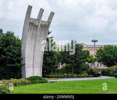 Das Luftbrückendenkmal Berlin wurde von Eduard Ludwig entworfen und 1951 auf dem Platz der Luftbrück, Tempelhof-Schöneberg, Berlin, errichtet Stockfoto