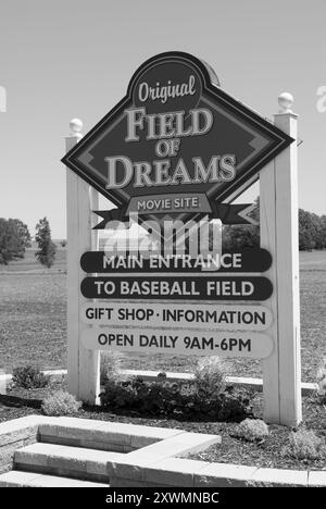 Eintrittsschild zur Filmstätte Field of Dreams mit dem legendären zweistöckigen weißen Haus, das im Film verwendet wurde, Dyersville, Iowa. Stockfoto