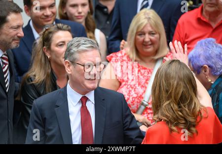 Sir Keir Starmer, britischer Premierminister, begrüßt seine Anhänger mit seiner Frau Victoria in der Downing Street an seinem ersten Tag als Premierminister am 5. Juli Stockfoto