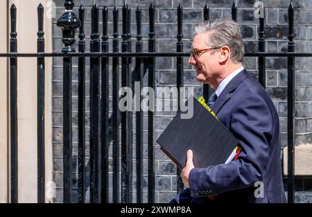 Sir Keir Starmer Abgeordneter (Lab: Holborn and St Pancras) britischer Premierminister - verlassen 10 Downing Street für Fragen des Premierministers am 24. Juli 2024 Stockfoto