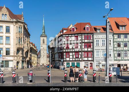 Farbenfrohe Altstadthäuser und die Allerheiligenkirche vom Domplatz in Erfurt, Thüringen, Deutschland, Europa Stockfoto