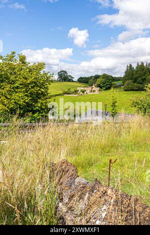 Sommernachmittag im Dorf Cotswold Middle Duntisbourne, Gloucestershire, England, Großbritannien Stockfoto