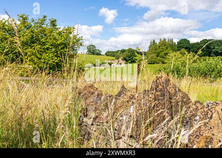 Sommernachmittag im Dorf Cotswold Middle Duntisbourne, Gloucestershire, England, Großbritannien Stockfoto