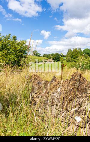 Sommernachmittag im Dorf Cotswold Middle Duntisbourne, Gloucestershire, England, Großbritannien Stockfoto