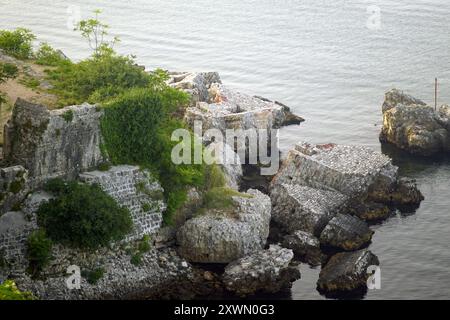 Befestigungen der Altstadt von Herceg Novi: Ruinen der Zitadelle Bastion in den Gewässern der Adria, Blick von der Festung Forte Mare Stockfoto