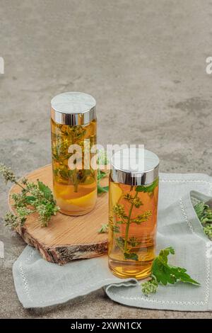 Kombucha Zitronenbalsam-Getränk. Trendiges Naturprodukt, gesunder Lebensstil. Bio fermentiertes probiotisches Getränk, Steinhintergrund, Kopierraum Stockfoto