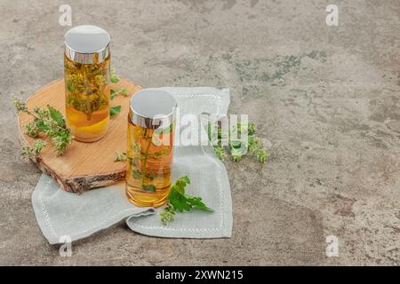 Kombucha Zitronenbalsam-Getränk. Trendiges Naturprodukt, gesunder Lebensstil. Bio fermentiertes probiotisches Getränk, Steinhintergrund, Kopierraum Stockfoto
