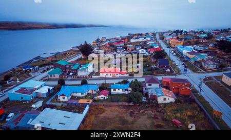 Blick aus der Vogelperspektive auf den Abendporvenir auf der Insel Feuerland, Chile Stockfoto